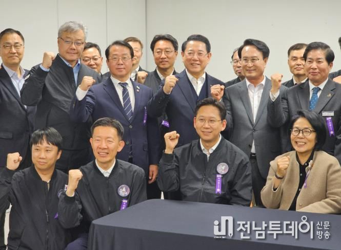 김영록 전라남도지사가 27일 새벽 고흥 나로우주센터에서 한국형발사체 ‘누리호’ 4차 발사 성공을 관계자들과 축하하고 있다.