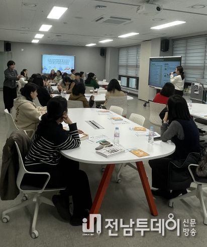 광주시교육청이 27일 교사성장마루에서 진행한 ‘공간 크리에이터에게 배우는 교실 디자인’ 연수에서 교사들이 이정원 대표의 강의를 듣고 있다. / 광주시교육청 제공