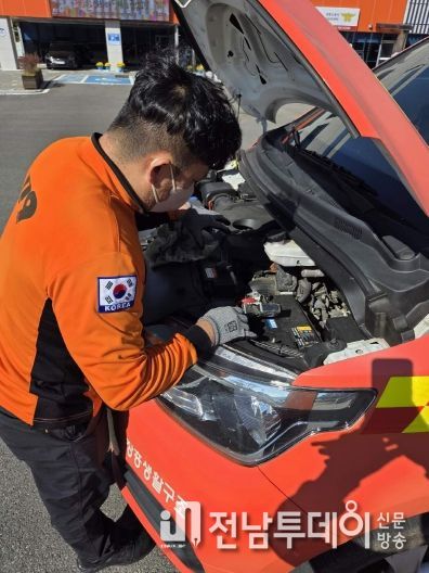 차량 배터리 점검 장면