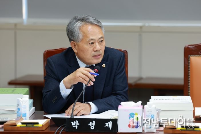 박성재 전남도의원이 문화융성국 강효석 국장에게 질의하고 있다.