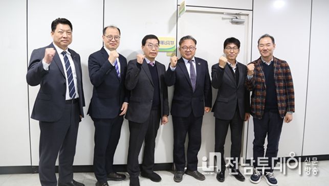 좌측부터 한국수자원공사 영·섬유역본부(주인호 본부장), 한국에너지공단 광주전남지역본부(장승찬 본부장), 한국전력공사 광주전남본부(한병준 본부장), 영산강유역환경청(김영우 청장), 광주광역시 에너지산업과(박준식 과장), 영산강유역환경청 환경관리국(김영식 국장).