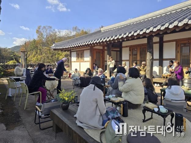 ‘힐링 다도·휴’ 프로그램에 참여자들이 다양한 체험을 즐기고 있다.