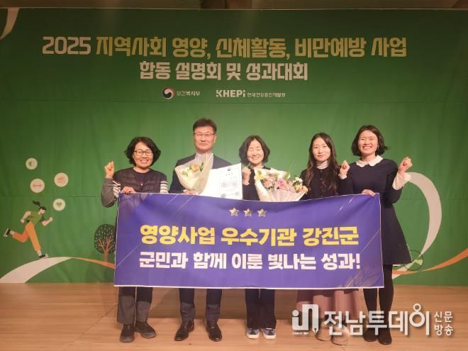 보건복지부 장관 표창을 받은 후 보건소 직원들과 함께 포즈를 취하고 있다.