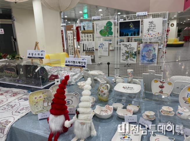 강진군 평생학습 성과 전시회 모습.