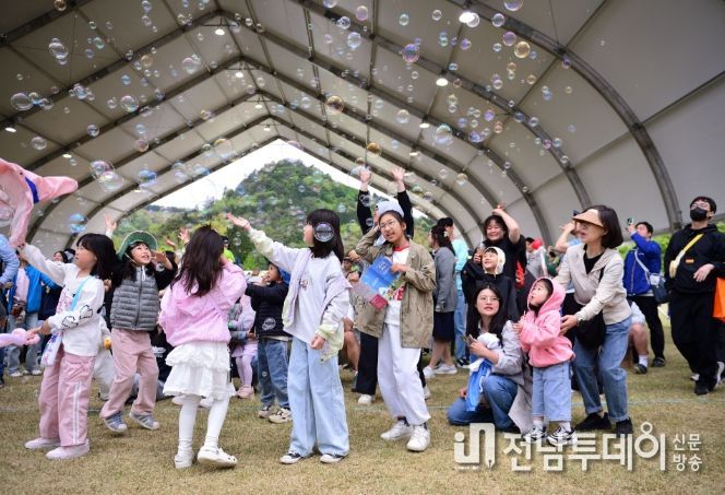 보성군이 30년 만의 ‘인구 순전입’ 전환을 달성하며 인구 지표 전반에서 긍정적인 변화를 만들어내고 있다_사진은 제48회 보성다향대축제 어린이날 행사에서 지역 아동과 학부모들이 참여한 모습.