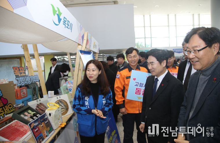 김대중 전라남도교육감과 관계자들이 5일 전남도청 1층 윤선도홀에서 열린 ‘2025년 제1회 전라남도 고향사랑 기부의 달’ 행사에 참석, 부스를 둘러보고 있다.