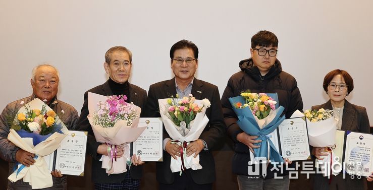 엄다면 주장평 씨(오른쪽 두번째)가 표창을 받는 사진