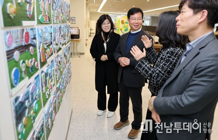 박병규 광산구청장이 지난 4일 구청 1층 ‘모두의 쉼터’에서 열린 ‘아동 권리 미술 전시회’를 찾아 아이들의 작품을 감상했다.