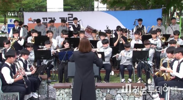 광주시교육청이 2022년부터 추진해 온 복합예술공간 조성 사업 중 하나인 ‘빛고을 버스킹’ 공간으로서, 조선대학교부설중학교의 ‘리듬 놀이터’가 지난 2024년 10월 16일 준공을 기념해 ‘등굣길 음악회’를 개최했다.