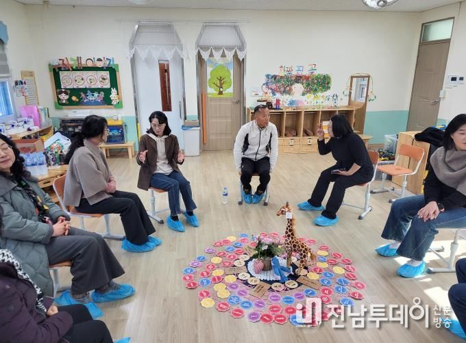 6일 고흥동강초등학교에서 ‘생활교육연구회 배움·나눔의 날’이 진행되고 있다.