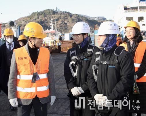8일 김대중 전라남도교육감이 ㈜여수해양을 찾아 현장실습 안전․환경을 점검하고, 실습생을 격려를 전하고 있다.