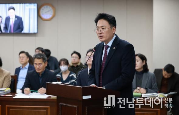 진호건 전남도의원이 농수산위원회 회의(지난 11월 18일)에서 제안설명을 하고 있다.