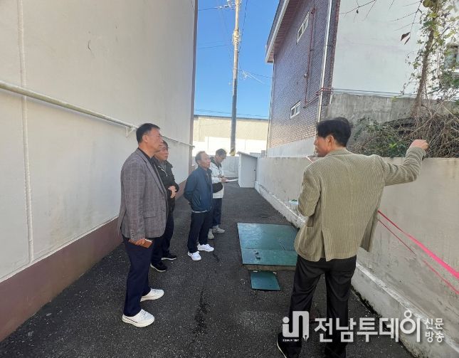 여수시가 지난 10월 31일 연등동 삼송아파트 일원에서 안전관리자문단과 함께 담장을 점검하고 있다.