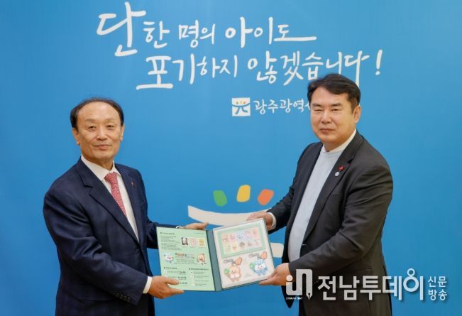 이정선 광주시교육감(오른쪽)이 10일 광주시교육청 교육감실에서 대한결핵협회 광주·전남지부 주영화 지회장(왼쪽)으로부터 크리스마스씰을 전달받고 있다.