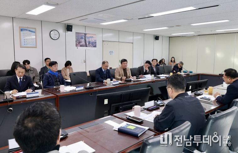 전라남도의회 ‘영산강 역사문화환경 연구회’가 광주 영산강유역환경청을 방문해 현안 보고 청취