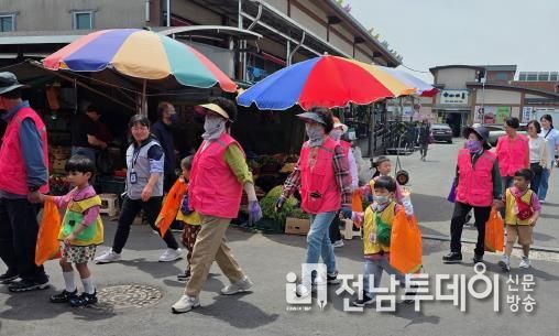 나주시는 10일부터 19일까지 지역 어르신의 활기찬 노후를 위한 ‘2026년 노인 일자리 및 사회활동 지원사업’으로 66개 사업단에서 참여자 4710명을 모집한다. 사진은 노인 일자리 사업 활동 모습