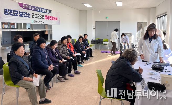 강진군보건소가 강진읍에서 생생건강데이 사업을 펼치고 있는 모습.