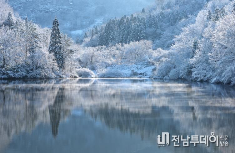 화순 세량제의 겨울아침(정인희 작품).