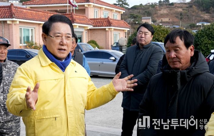 김영록 전라남도지사가 14일 완도군 약산면 득암리에서 완도 미역 양식장 피해 현황 및 건의사항을 청취하고 신속한 피해복구 대책을 당부하고 있다.