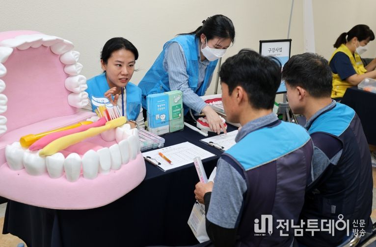 광산구는 병원에 가기 힘든 우체국 노동자들을 위해 찾아가는 상생보건소를 운영했다. 우체국 노동자들이 검진을 하고 있다.