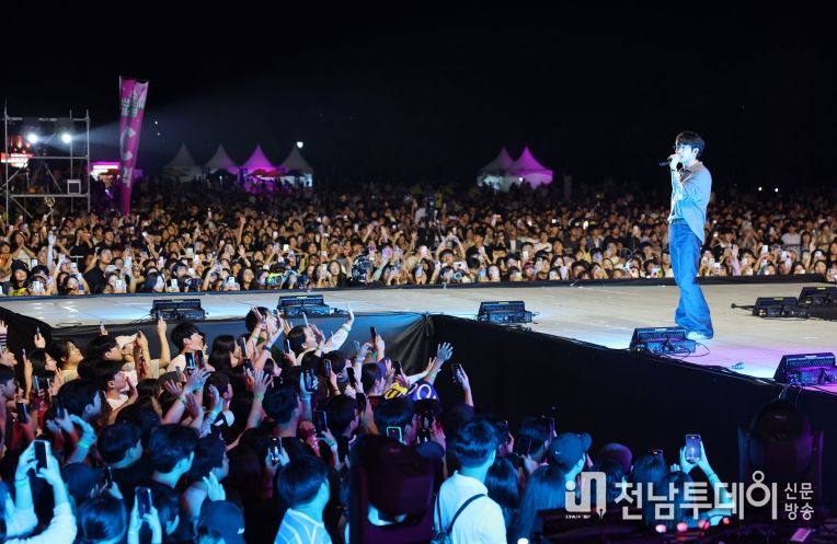 광산구가 지난 9월 광산뮤직ON페스티벌을 개최해 시민들이 마지막 무대에 오른 10cm공연 즐기고 있다.