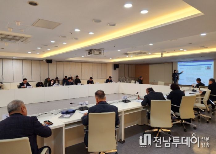 김영문 문화경제부시장이 15일 오전 시청 중회의실에서 열린 복합쇼핑몰 상권영향평가 연구용역 최종 보고회에 참석해 연구용역 결과를 청취하고 있다. /광주광역시 제공