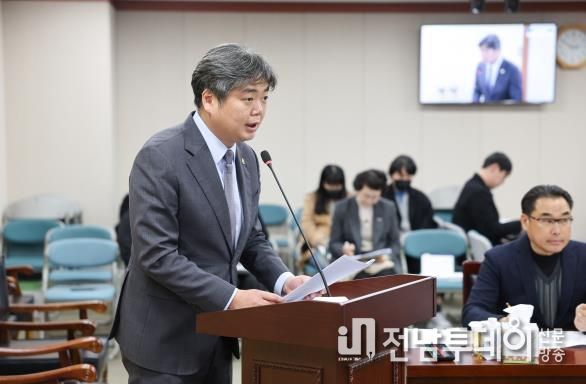 조례안 제안설명 중인 박원종 전남도의원