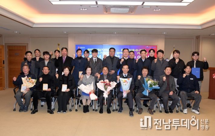 강기정 광주광역시장이 16일 오전 시청 비즈니스룸에서 열린 광주명장·기술장 등 인증서 및 상패 수여식에 참석해 인증서 및 상패를 수여한 후 수상자들과 함께 기념촬영을 하고 있다. /광주광역시 제공