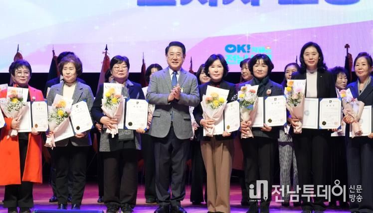 김영록 전라남도지사가 16일 도청 김대중강당에서 열린 ‘제28회 전라남도 여성대회’에 참석해 지역발전과 여성의 권익 신장에 기여한 유공자에게 표창장을 수여한 뒤 기념촬영을 하고 있다.