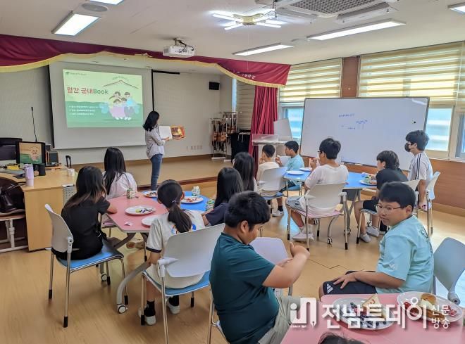 군내북초 학생들이 아침간편식을 먹으며 아침독서활동을 하고 있다.