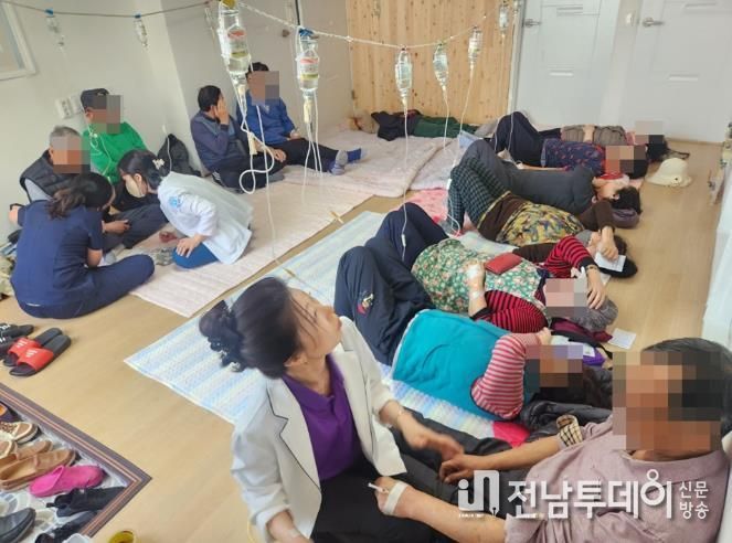 신안군공립요양병원 의료진이 영양수액을 지원하고 있는 모습