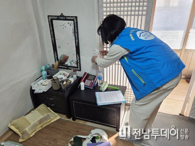 장흥군, 스마트돌봄 플러그와 무선LED 전등 설치