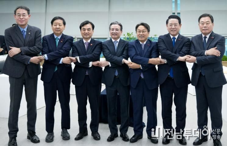 김영록 전라남도지사가 17일 광주에서 열린 ‘광주 군 공항 이전 6자 협의체’ 회의에서 김용범 대통령실 정책실장, 구윤철 기획재정부장관, 안규백 국방부장관, 강희업 국토교통부2차관, 강기정 광주광역시장, 김산 무안군수와 회의에 앞서 기념촬영을 하고 있다.