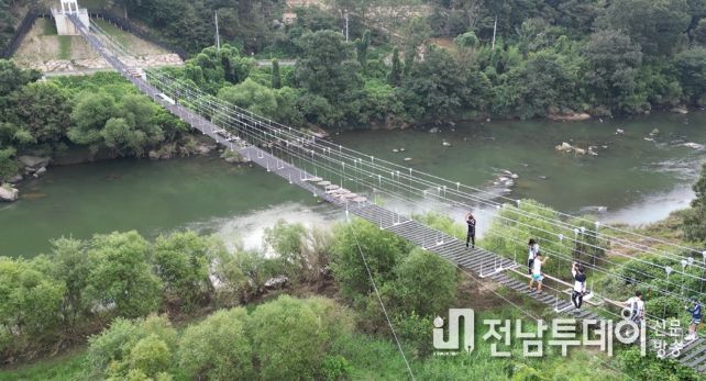 곡성군 죽곡면에 소재한 대황강 출렁다리