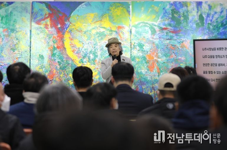 다울림 창작소 김근태 입주작가가 시민들에게 작품 소개와 창작 성과를 공유하고 있다.