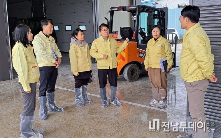 최정록 농림축산검역본부장(오른쪽 세 번째)이 지난 16일 나주양계시범단지 환적장을 방문해 방역 현장을 점검하고 있다.