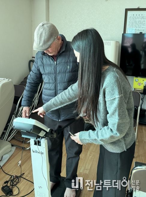 복지회관에서 군민들에게 워크온 가입에 대해 설명하고 있다.