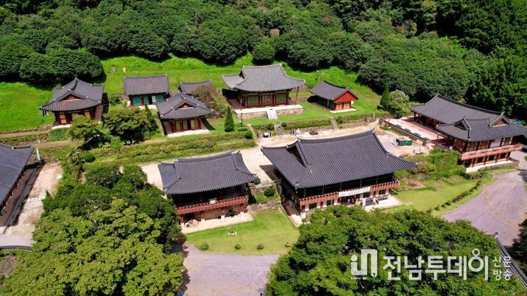 빼어난 자연경관을 자랑하는 나주 불회사가 ‘2025년 우리고장 국가유산 활용사업’에서 전통산사 분야 우수사업으로 선정되며 2년 연속 국가유산청장상을 수상했다.