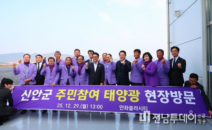 김민석 국무총리가 29일 전남 신안 주민참여태양광 현장인 안좌스마트팜앤쏠라시티를 방문, 현장 시설을 시찰하고 있다.