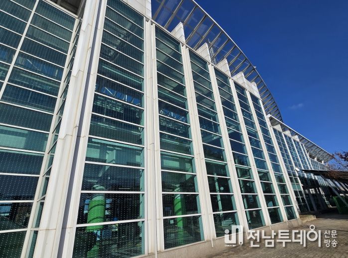 평동역 외부 조류 충돌 테이프 부착 사진