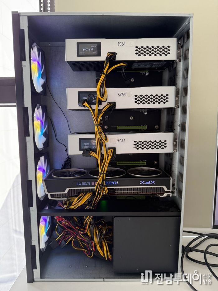 KC인증을 획득한 비트코인 채굴 컴퓨터 내부에 GPU 와 ASIC 이 동시에 장착된 모습