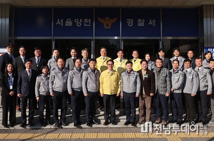 김민석 국무총리가 31일 양천구 양천경찰서를 방문, 경찰 관계자로부터 업무 현황 등을 보고 받고 근무자들을 격려하고 있다.
