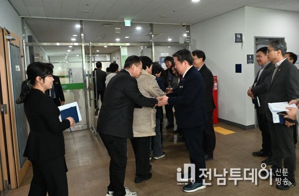 병오년 시무식 직원 악수