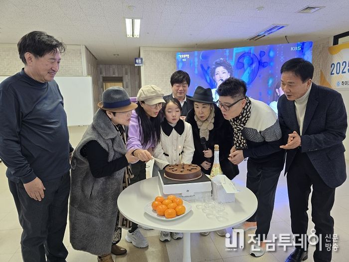 (주)케이엔터프라이즈 신년회 단체 케잌 커팅 사진 (왼쪽부터 윤영용 대표, 김영애 팬클럽 짱 회장, 가수 장은숙, 전하윤, 서진태본부장, 김미성 원로가수, 정원수 작곡가, 진영관 서울특별시도시정책위원장 등)