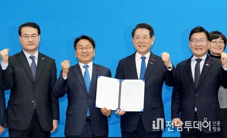 김영록 전남도지사(오른쪽 두 번째)와 강기정 광주광역시장이 9일 오후 광주 서구 김대중컨벤션센터에서 열린 ‘광주·전남 행정통합 시도민 보고회’에 참석해 공동발표문을 들고 화이팅을 외치고 있다.