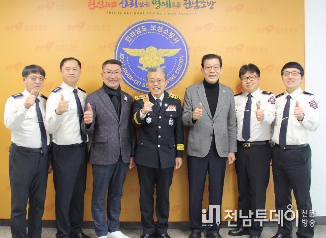 김재철 전남도의원(왼쪽에서 세번째)이 1월 14일, 보성소방서를 방문해 박상진 서장, 이동현 의원 등과 함께 기념사진을 찍고 있다.