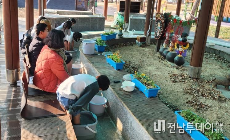 해남군 “족욕으로 피로 풀어요” 서림공원 족욕장 인기