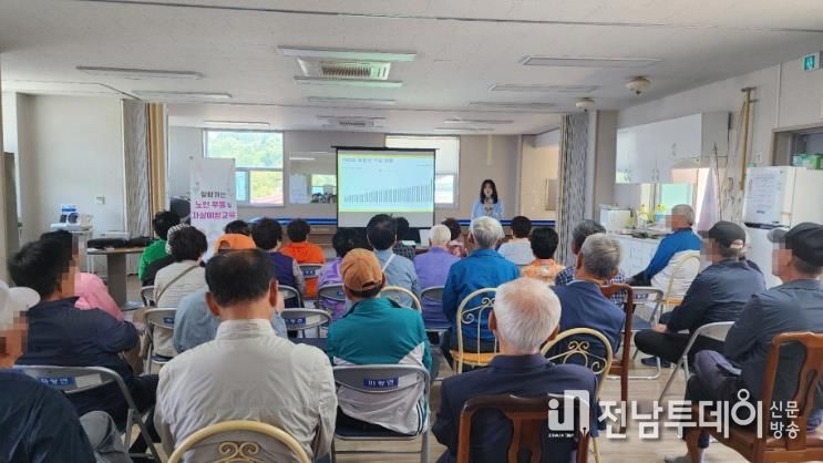 센터 직원이 어르신들을 대상으로 우울증 및 자살예방교육을 하고 있다.