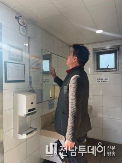 여수시가 관내 공중화장실 79개소에 IoT 기술을 활용한 ‘AI안심비상벨 및 음원감지기’를 설치 완료했다.