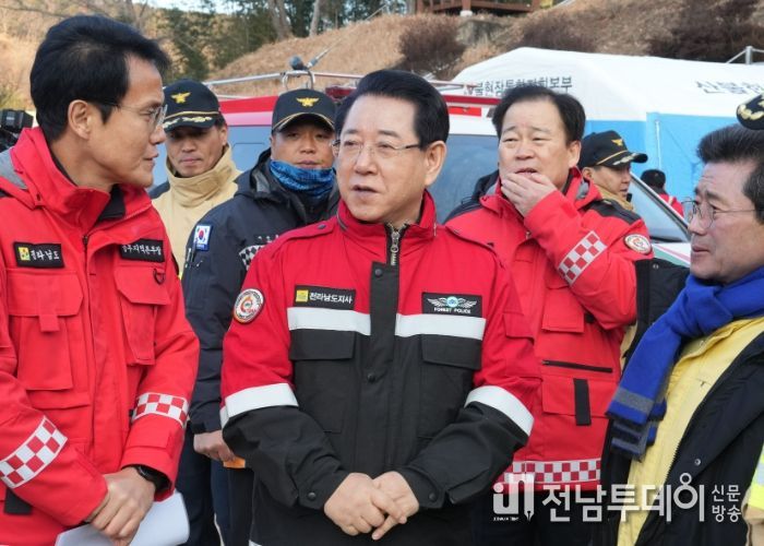 김영록 전라남도지사가 22일 광양 옥곡면 산불현장지휘소를 방문, 현황을 청취하고 있다.